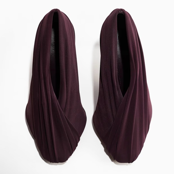 H&M STUDIO COLLECTION
DRAPED PUMPS SIZE IN DARK PLUM PURPLE.
SIZE 10 (41) - Picture 2 of 9